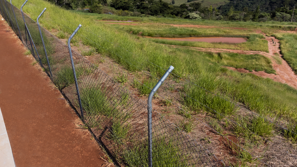 Alambrado com arame farpado para centro de distribuição